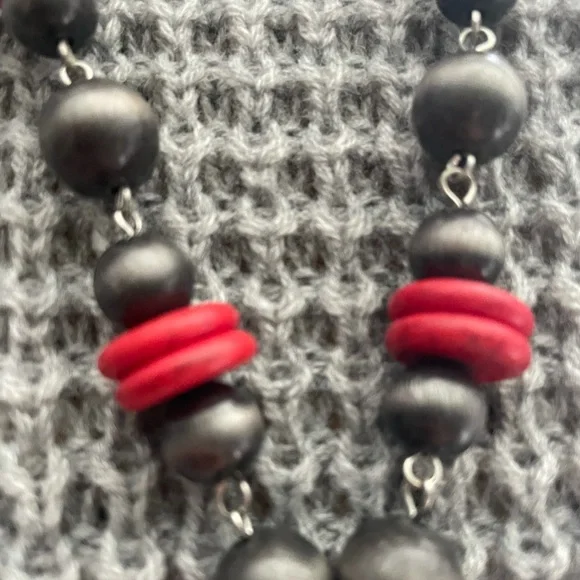 Navajo Pearl inspired necklace with red accent - Picture 3 of 3